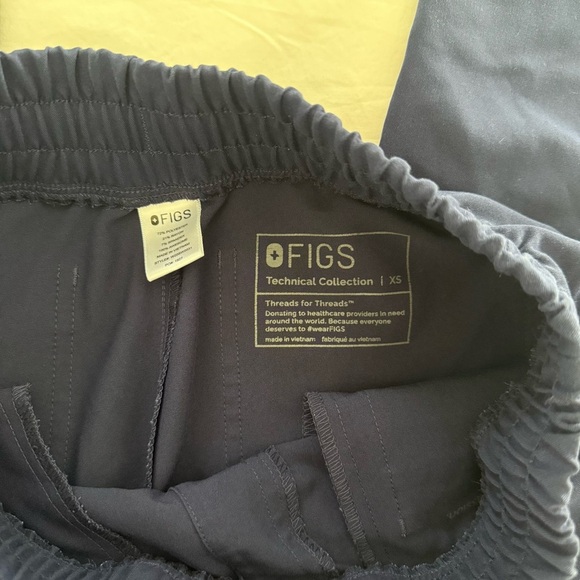 FIGS- Navy Blue Scrub Set - Picture 9 of 12